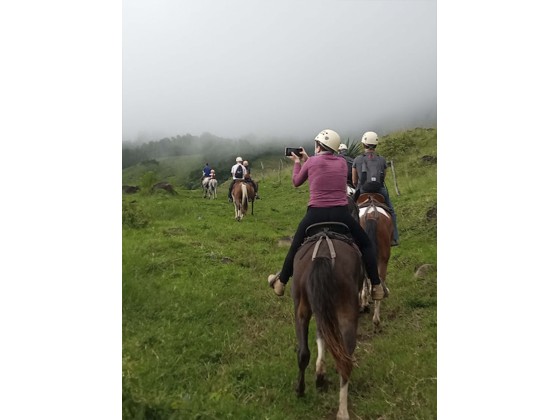 Tour Guiado de Cabalgata y Paseo a Aguas Termales con Almuerzo en Monteverde