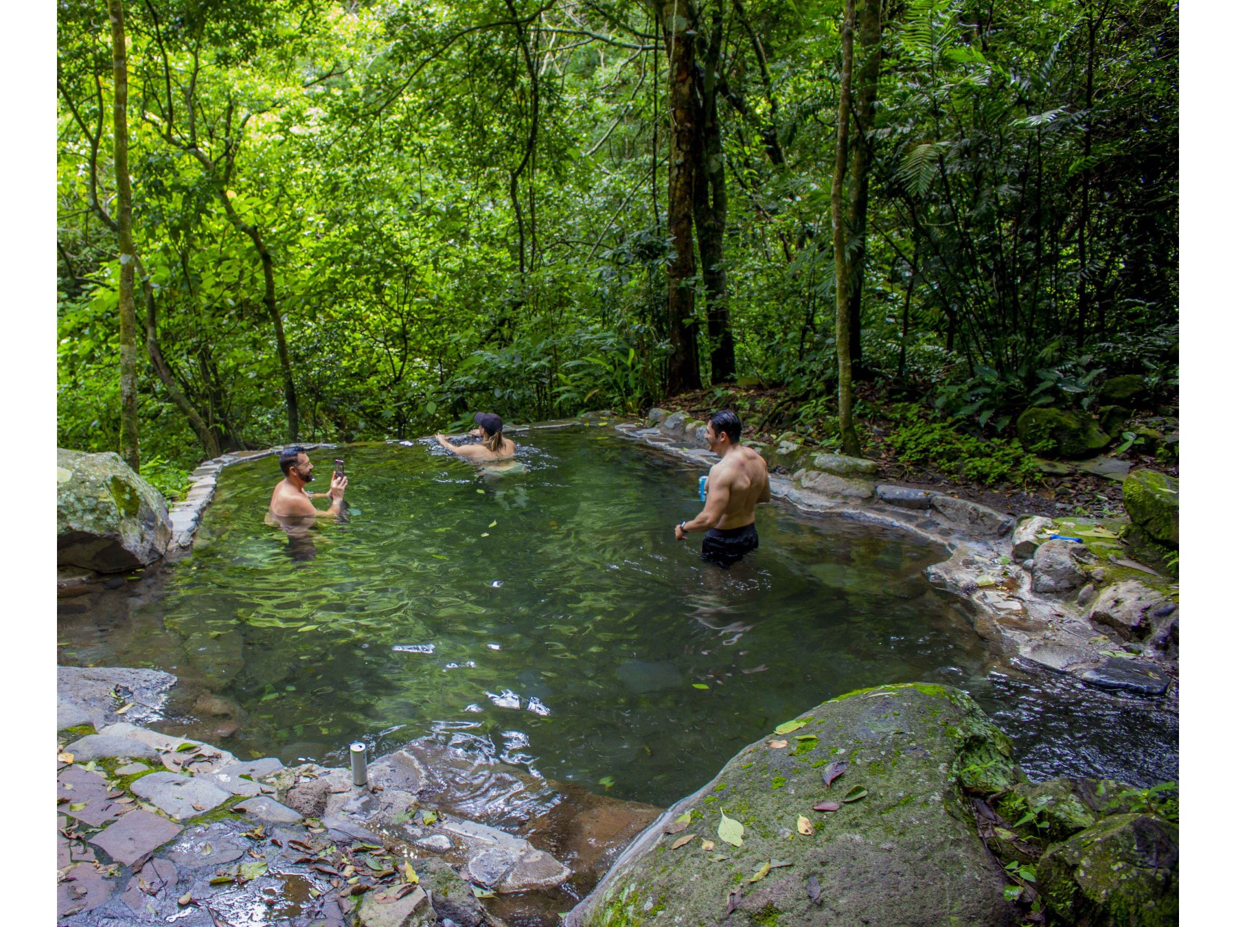 Experiencia Finca Lindora: Tour Guiado de Cabalgata y Aguas Termales