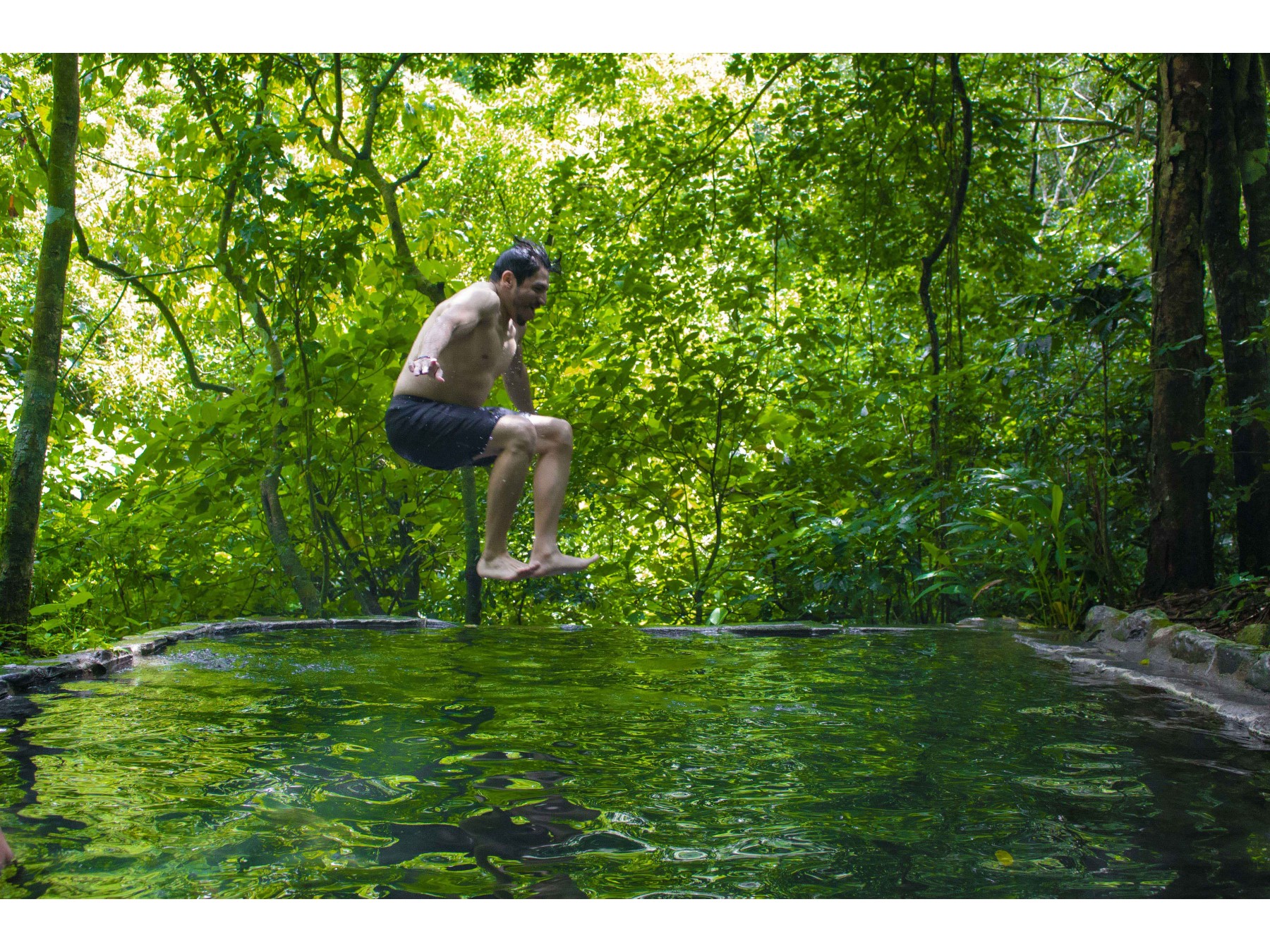 Experiencia Finca Lindora: Tour Guiado de Cabalgata y Aguas Termales