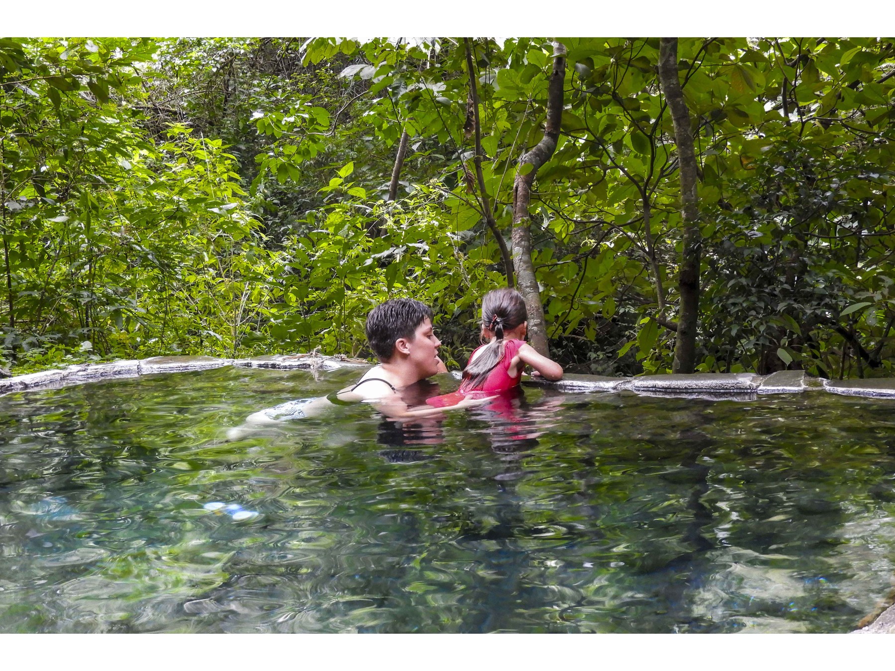 Experiencia Finca Lindora: Tour Guiado de Cabalgata y Aguas Termales