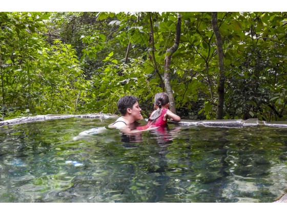 Experiencia Finca Lindora: Tour Guiado de Cabalgata y Aguas Termales