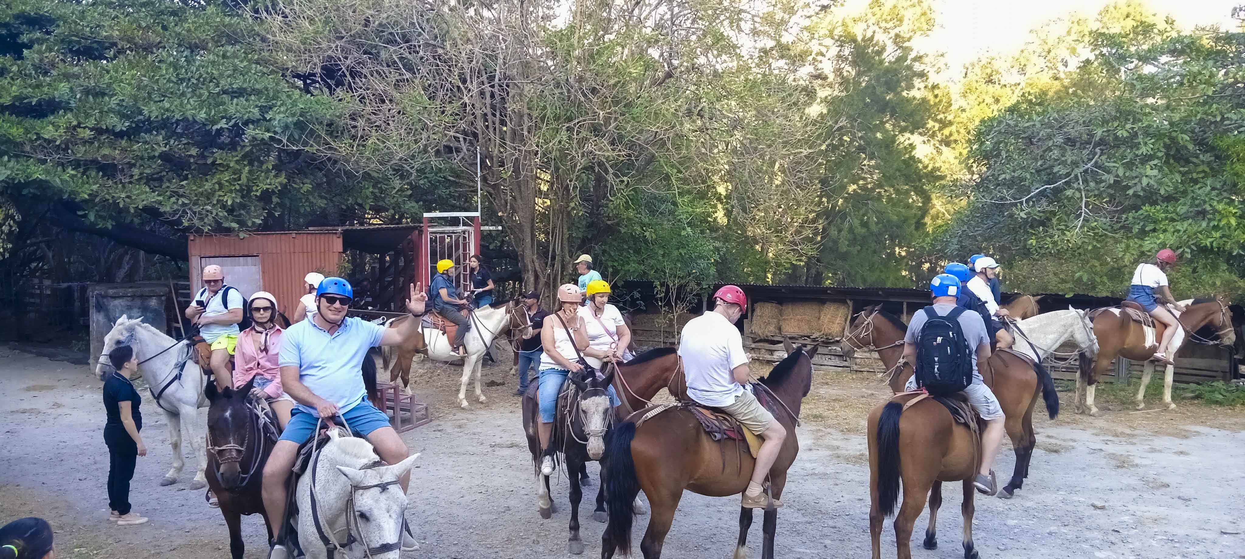 Cabalgatas por la Finca Lindora: Una Aventura con Vista al Bosque Nuboso en Monteverde.